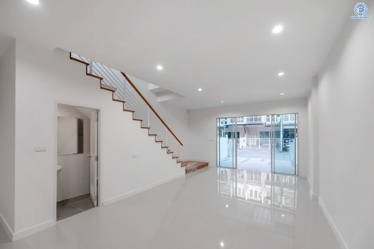 บ้านมือสองตกแต่งใหม่ โครงการ วิสต้าปาร์ค แจ้งวัฒนะ ทาวน์โฮม 3 ชั้น จากแบรนด์ SC Asset บนเนื้อที่ 22.9 ตร.ว. ฟังก์ชัน 3 ห้องนอน 3 ห้องน้ำ จอดรถได้ 2 คัน บนทำเลโซนเมือง บนทำเลคุณภาพ ติดถนนเลี่ยงเมืองปากเกร็ด ใกล้เซ็นทรัล แจ้งวัฒนะ, เมืองทองธานี, จุดขึ้นทางด่วน "แจ้งวัฒนะ" และรถไฟฟ้าสายสีชมพู "สถานีสามัคคี"